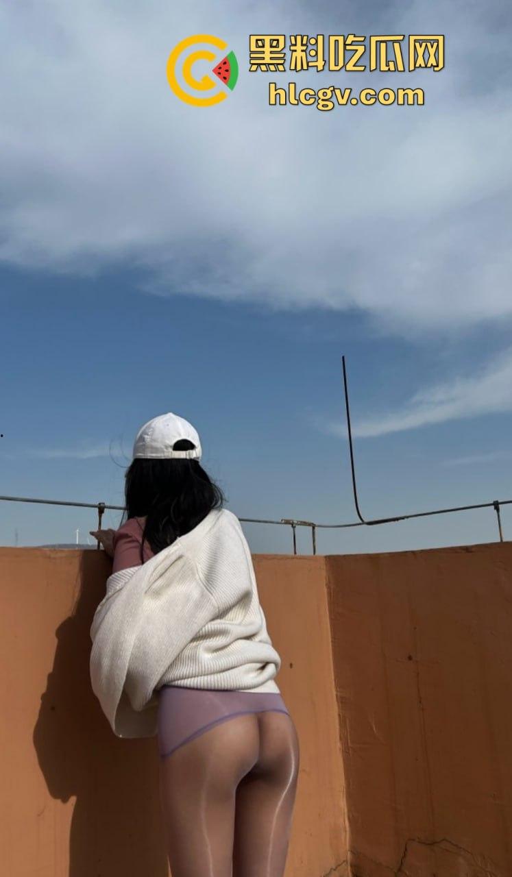 又骚又浪的人间尤物！北京骚妻『 蒲越洋 』开放式婚姻玩出新高度，公园当众露出道具自嗨，单男排队舔屏！-14