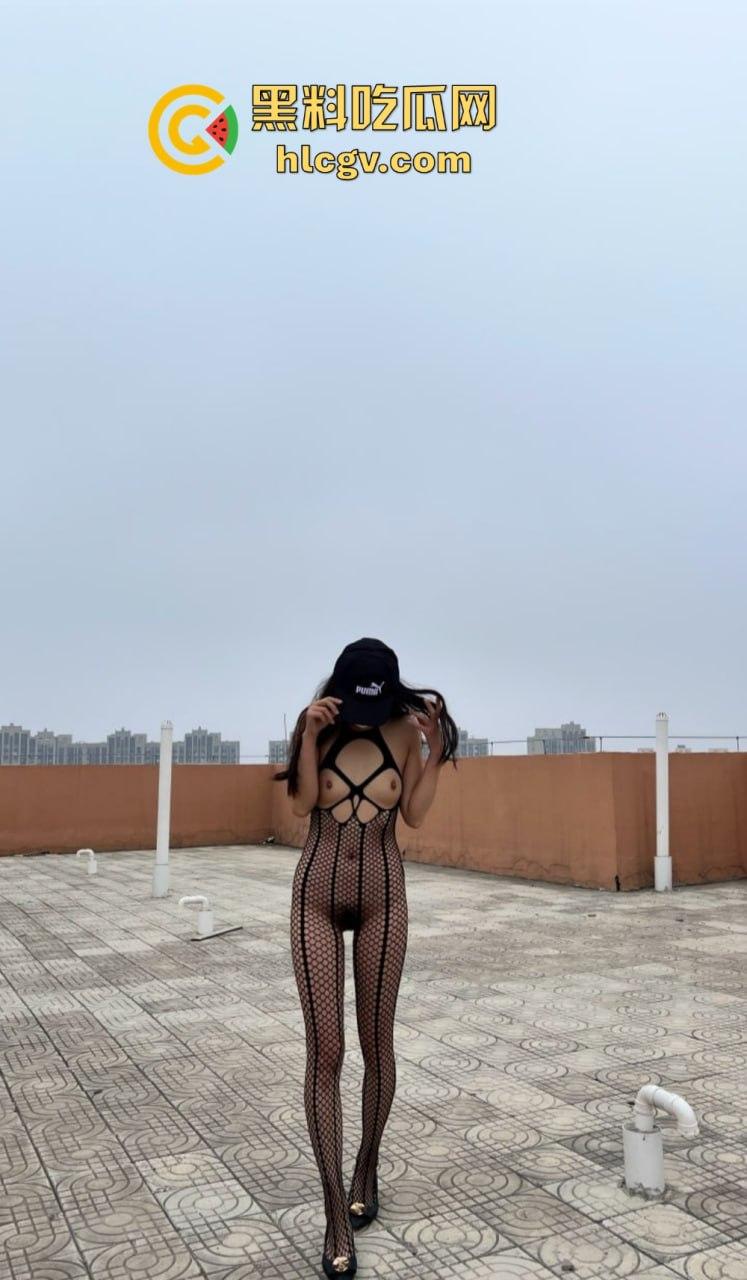 又骚又浪的人间尤物！北京骚妻『 蒲越洋 』开放式婚姻玩出新高度，公园当众露出道具自嗨，单男排队舔屏！-18