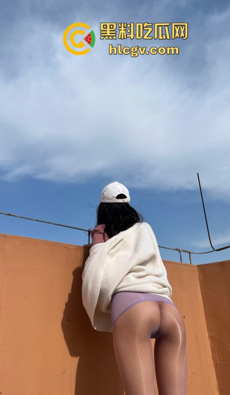 又骚又浪的人间尤物！北京骚妻『 蒲越洋 』开放式婚姻玩出新高度，公园当众露出道具自嗨，单男排队舔屏！-20