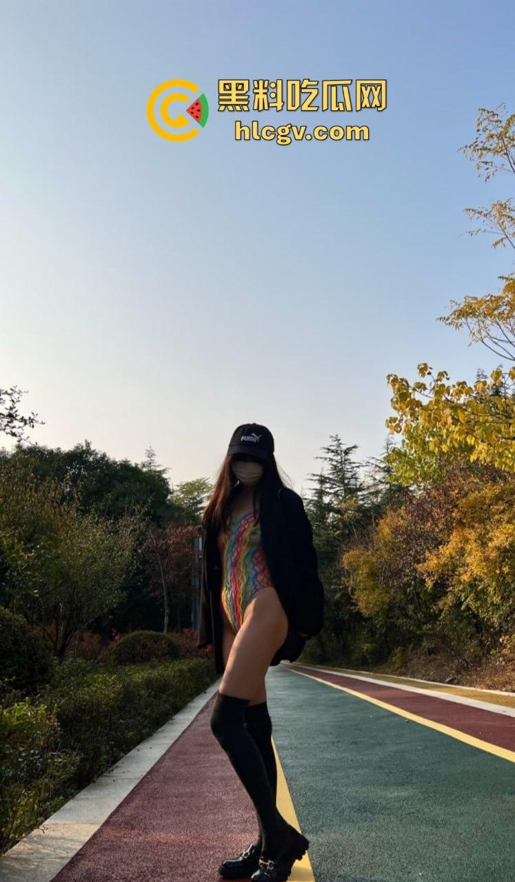 又骚又浪的人间尤物！北京骚妻『 蒲越洋 』开放式婚姻玩出新高度，公园当众露出道具自嗨，单男排队舔屏！-24