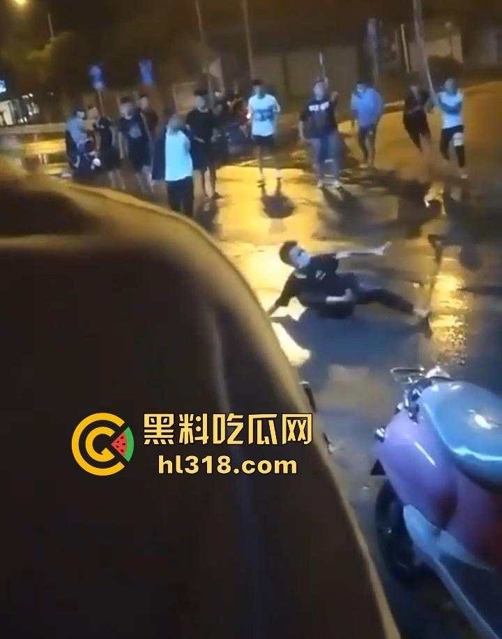 广西精神小伙，大晚上不睡觉拿起砍刀街头卖艺，各种武林绝学使出，现场极其血腥！-2