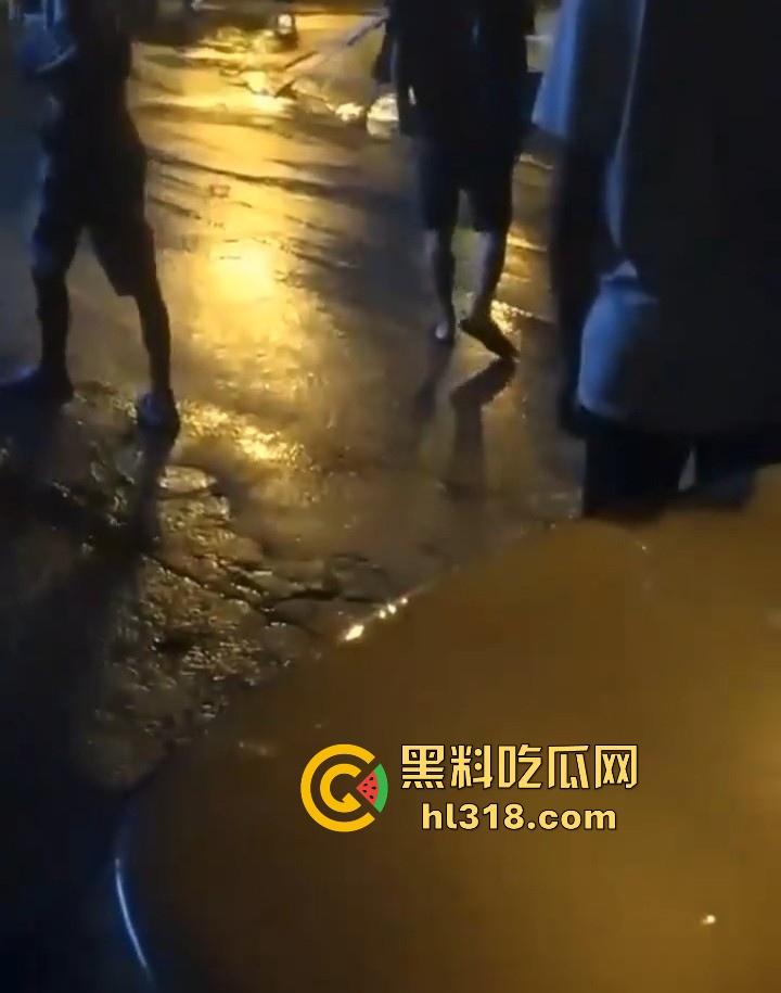 广西精神小伙，大晚上不睡觉拿起砍刀街头卖艺，各种武林绝学使出，现场极其血腥！-5