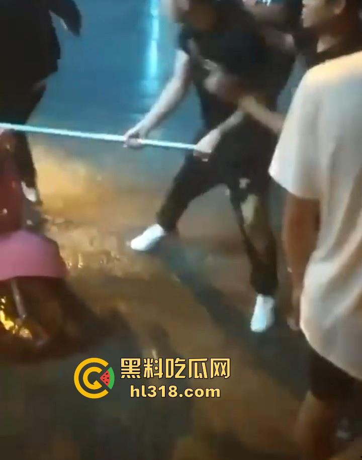 广西精神小伙，大晚上不睡觉拿起砍刀街头卖艺，各种武林绝学使出，现场极其血腥！-7