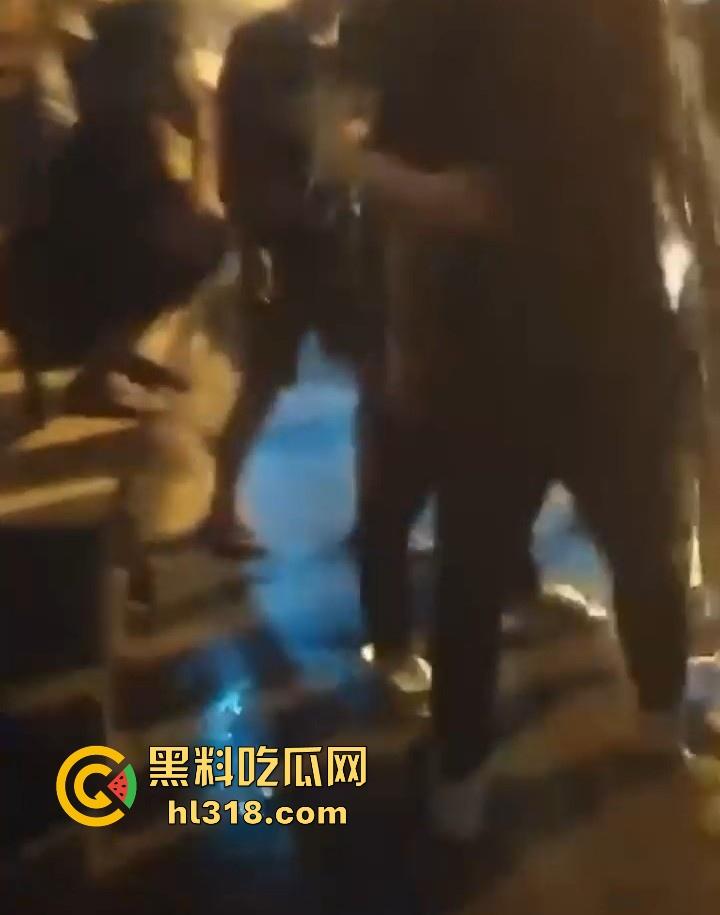 广西精神小伙，大晚上不睡觉拿起砍刀街头卖艺，各种武林绝学使出，现场极其血腥！-8