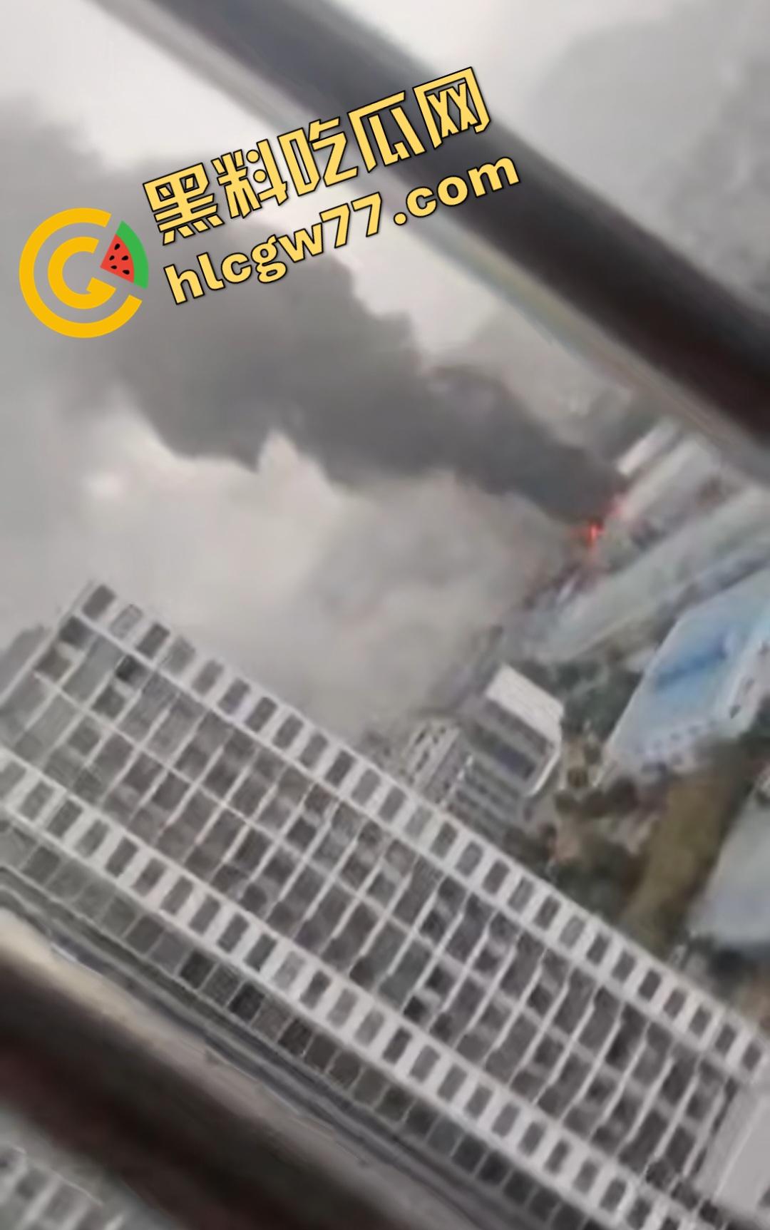 昨日百色平果建材市场炸裂危机！易燃品堆成火山，一点火星秒变末日炼狱火葬场！走路慢的老奶奶差点被烧没！-1