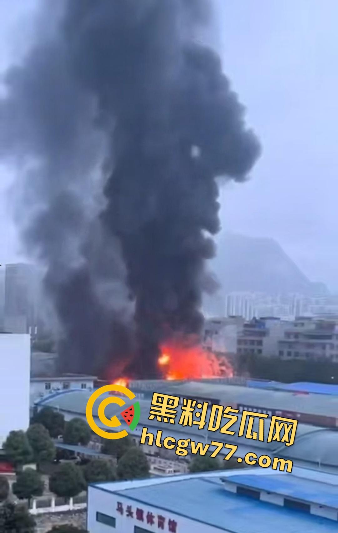 昨日百色平果建材市场炸裂危机！易燃品堆成火山，一点火星秒变末日炼狱火葬场！走路慢的老奶奶差点被烧没！-5