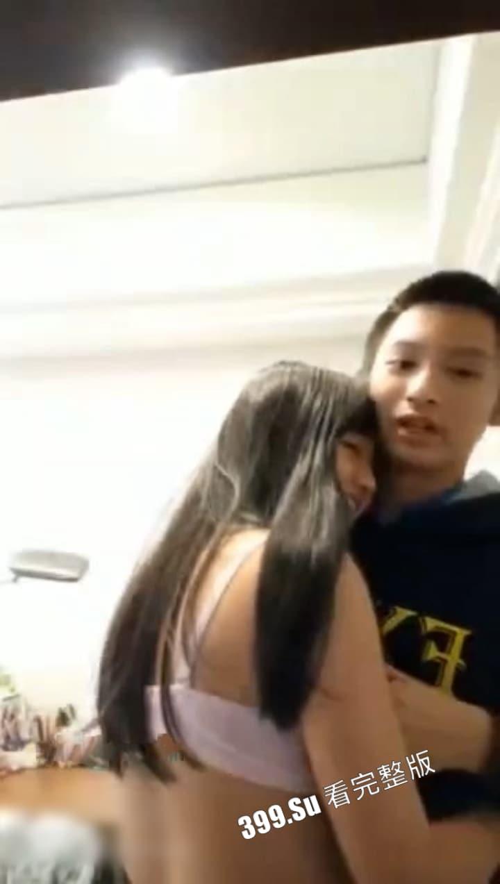 有点过于真实！性瘾发作的妹妹 缠着亲哥发骚 哥哥疯狂上下其手挑逗萝莉妹妹  这么可爱的妹妹谁不爱？-1