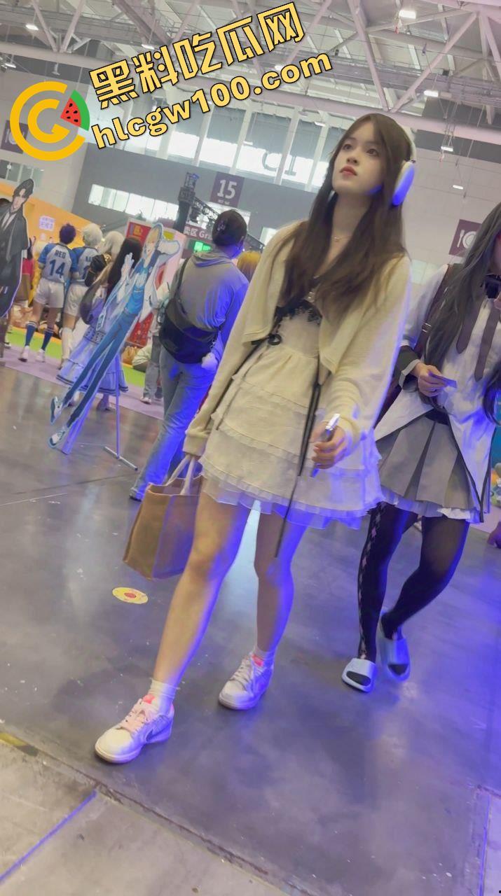 漫展抄底多名可爱学生妹，竟连内裤都不穿，阴毛浓密的骚穴暴漏在外，外表甜美可爱实则淫荡反差-1