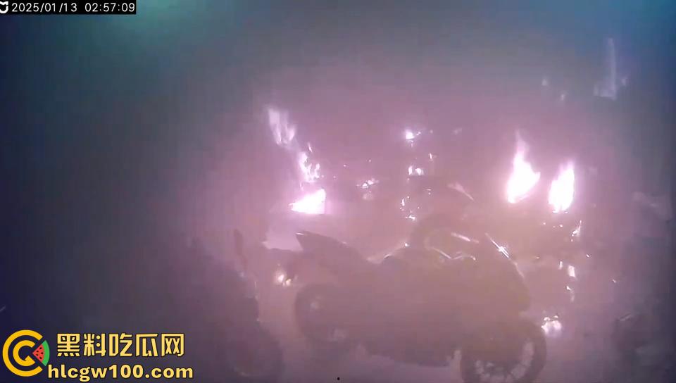 作死硬轰摩托油门导致起火，两个二逼有灭火器不用，短短5分钟整个店的摩托车都烧光了-8