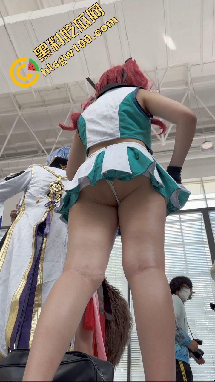 漫展抄底多名可爱学生妹，竟连内裤都不穿，阴毛浓密的骚穴暴漏在外，外表甜美可爱实则淫荡反差-12