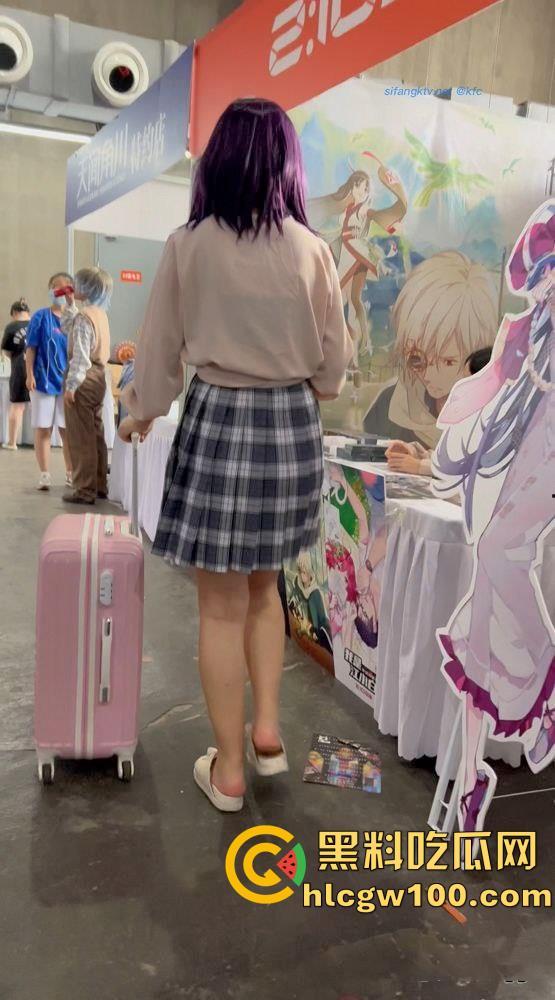 漫展抄底多名可爱学生妹，竟连内裤都不穿，阴毛浓密的骚穴暴漏在外，外表甜美可爱实则淫荡反差-17