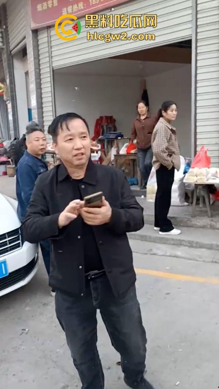 无业游民变身市场管理者？胡作非为乱收费 怀化辰溪县集贸市场管理员违法要钱被大妈一顿嘴仗攻击 都蔫逼了-5
