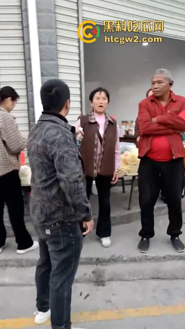 无业游民变身市场管理者？胡作非为乱收费 怀化辰溪县集贸市场管理员违法要钱被大妈一顿嘴仗攻击 都蔫逼了-9