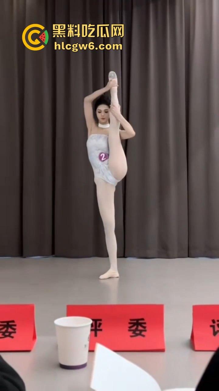 苏州舞蹈生面试白嫩大腿一字马惊艳评委，老师白天高分晚上酒店开腿猛草，专业评分瞬间变成床上实战！-5