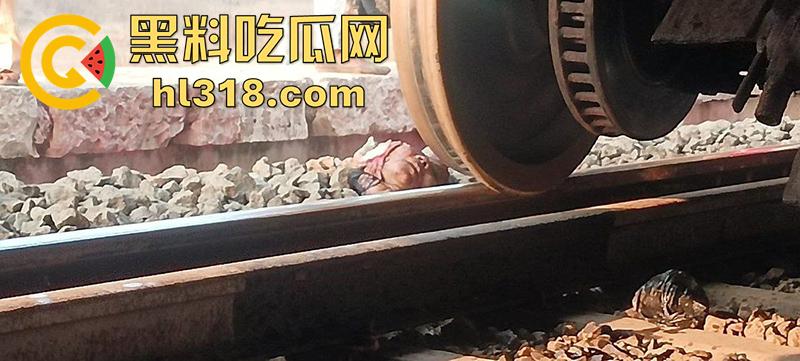 印度谣言造成大祸，大聪明编造车厢着火谣言，导致气氛混乱多人跳车逃生，被疾驰而来的火车撞死！-1