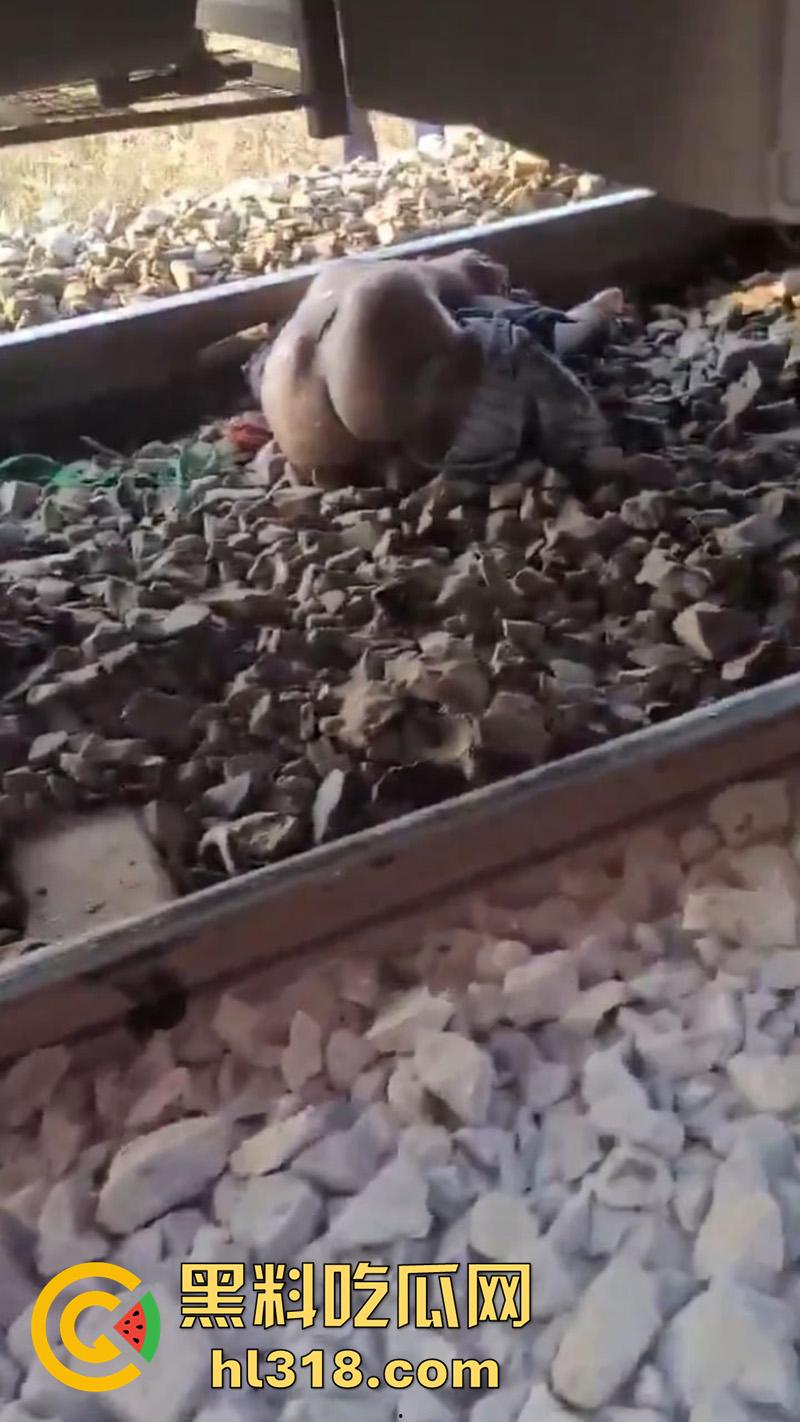 印度谣言造成大祸，大聪明编造车厢着火谣言，导致气氛混乱多人跳车逃生，被疾驰而来的火车撞死！-2