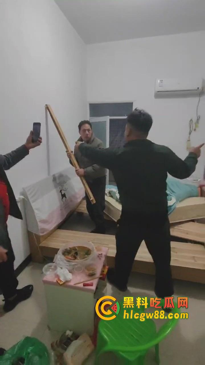 福建老哥偷情被捉奸，钻床底躲猫猫？老公带兄弟围剿，藏得了一时藏不了一世！-1