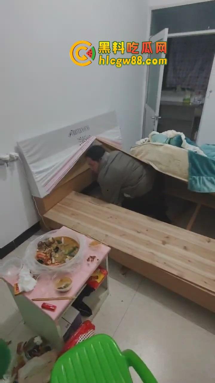 福建老哥偷情被捉奸，钻床底躲猫猫？老公带兄弟围剿，藏得了一时藏不了一世！-2