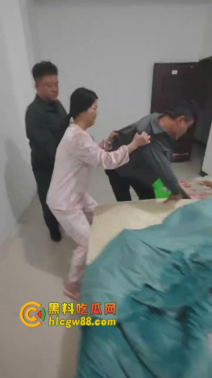 福建老哥偷情被捉奸，钻床底躲猫猫？老公带兄弟围剿，藏得了一时藏不了一世！-4