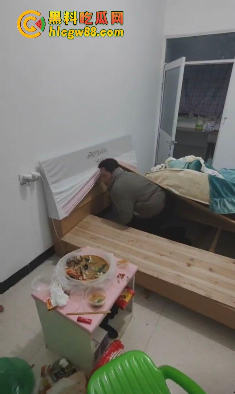 福建老哥偷情被捉奸，钻床底躲猫猫？老公带兄弟围剿，藏得了一时藏不了一世！-8