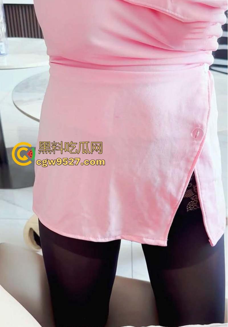 大奶姐姐换护士装玩角色扮演， 包臀群配上黑丝跪地口交，花式做爱猛插打桩， 太用力了把姐姐逼都干肿了！-4