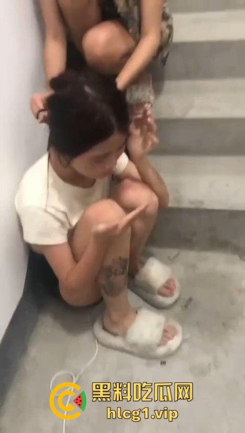 无辜小美女惨遭围堵楼梯间，疯狂围踹画面曝光，血腥至极！-7