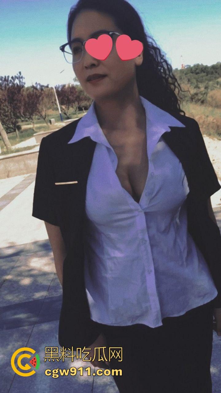 日常和四十多岁熟女教师做爱，四十熟女猛如虎，骑乘后入打桩，这熟女真有味道啊！-2