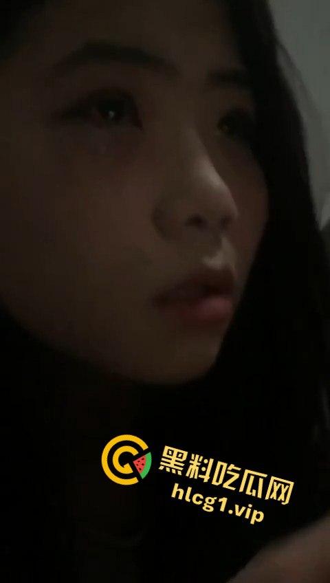 无辜小美女惨遭围堵楼梯间，疯狂围踹画面曝光，血腥至极！-9