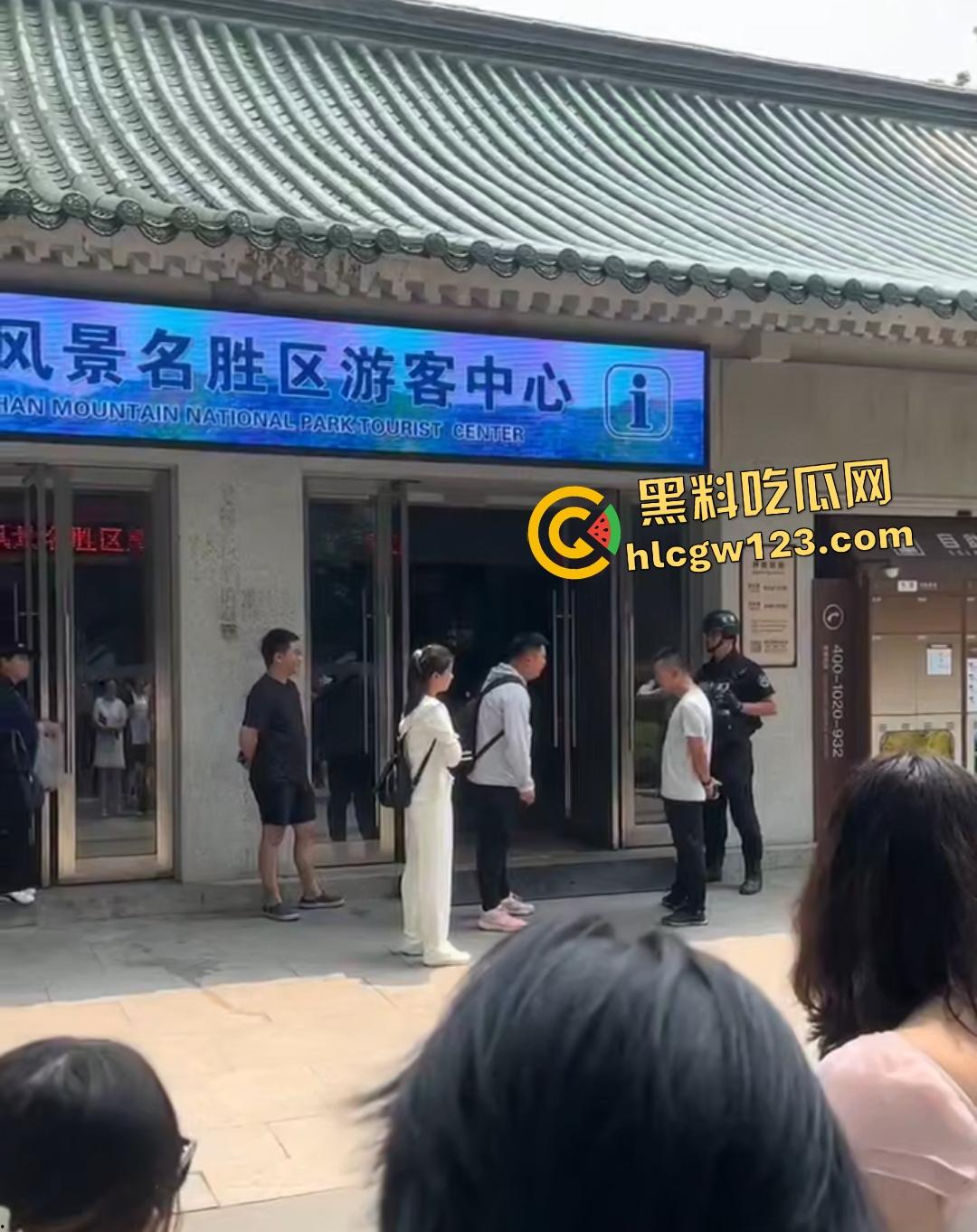 钟山景区“公主病”闹剧！女子携老公电动车硬闯禁区，保安被逼当众道歉！-1