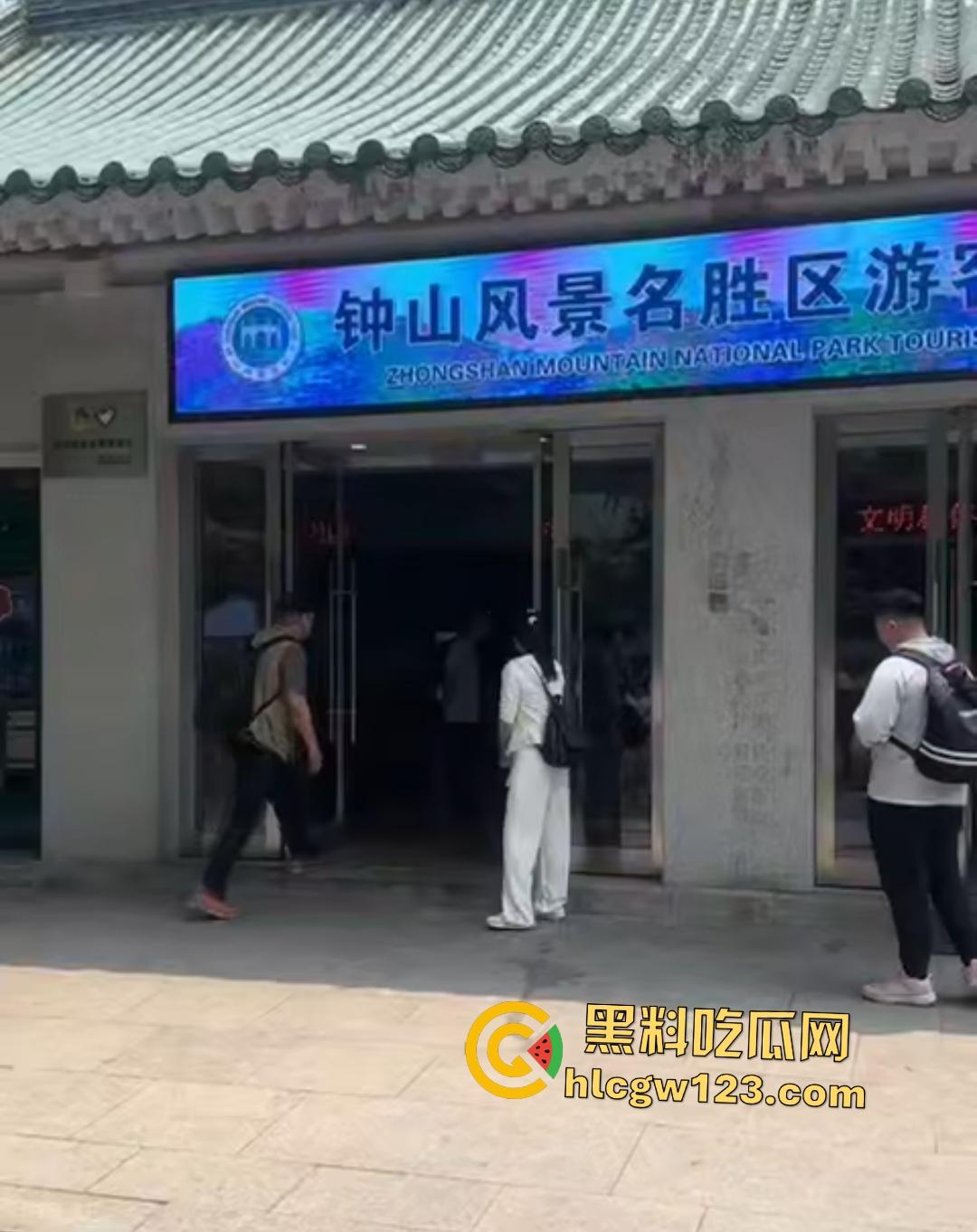 钟山景区“公主病”闹剧！女子携老公电动车硬闯禁区，保安被逼当众道歉！-4