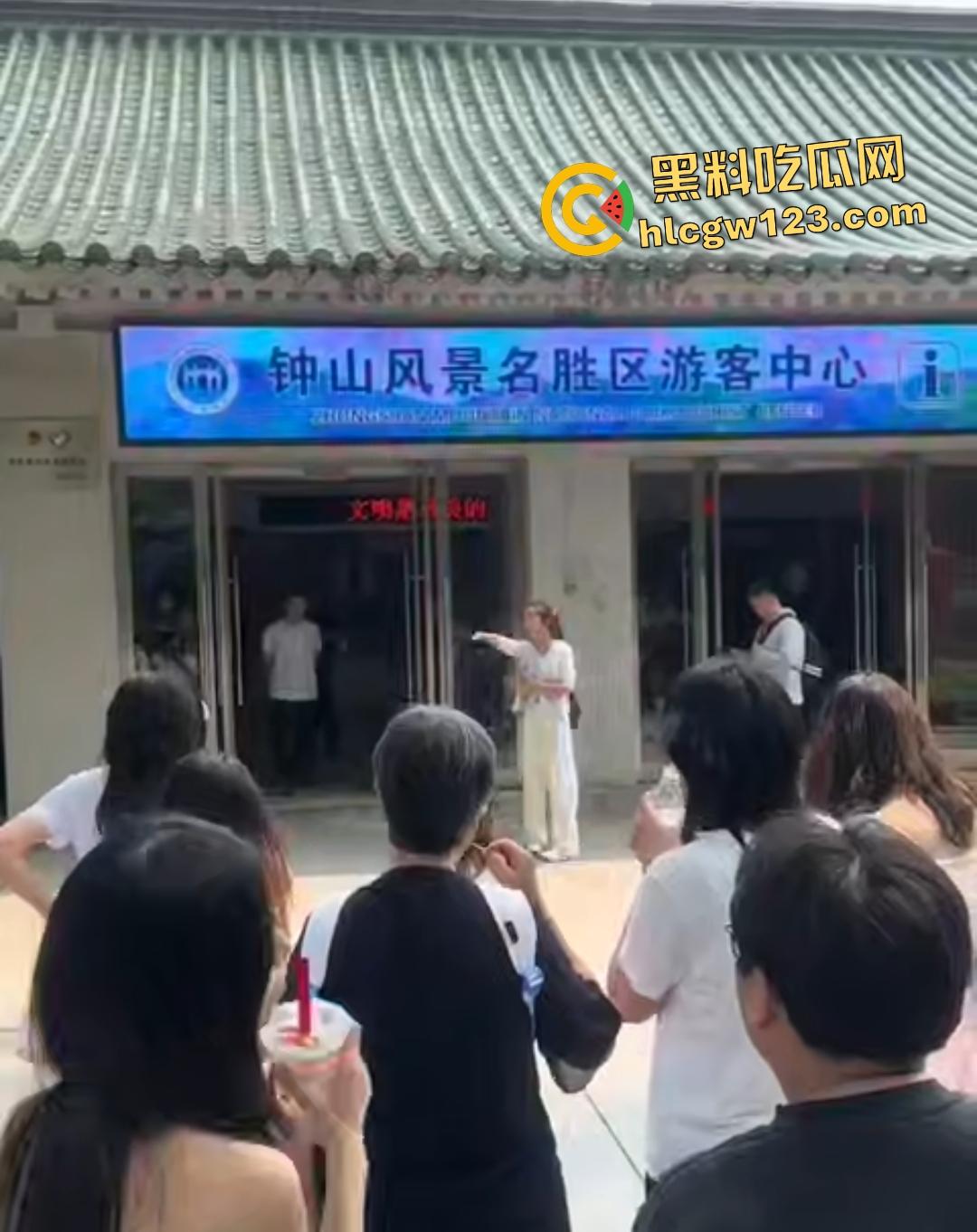 钟山景区“公主病”闹剧！女子携老公电动车硬闯禁区，保安被逼当众道歉！-5