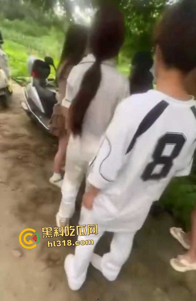江西万载惊现户外学生霸凌！群殴脱衣羞辱，扇巴掌脚踹狠到脑震荡，男的还被要求跪下当儿子！-1