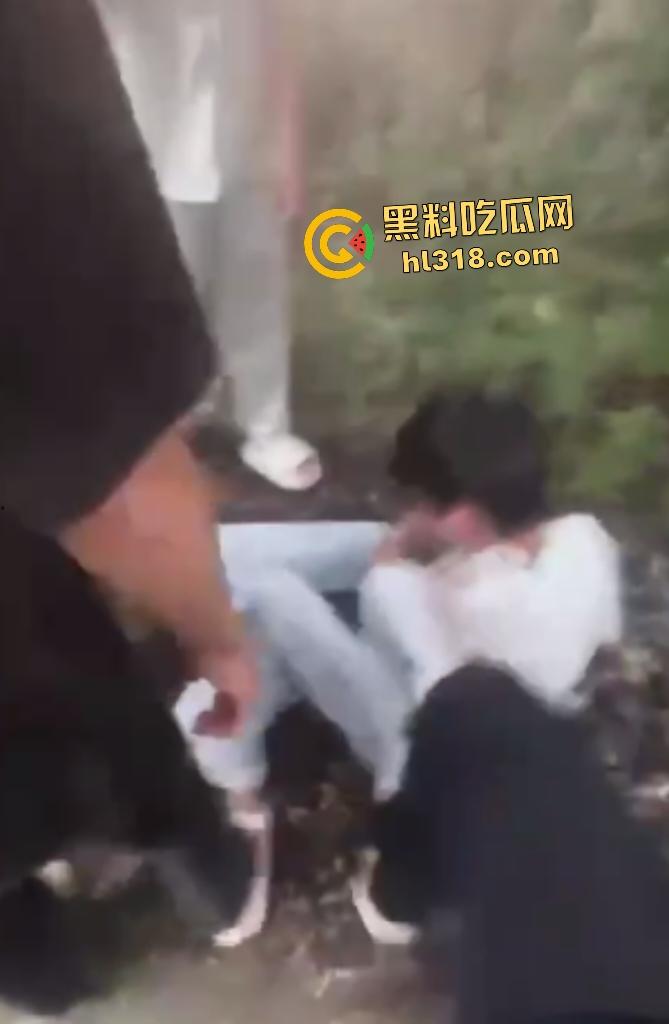 江西万载惊现户外学生霸凌！群殴脱衣羞辱，扇巴掌脚踹狠到脑震荡，男的还被要求跪下当儿子！-7