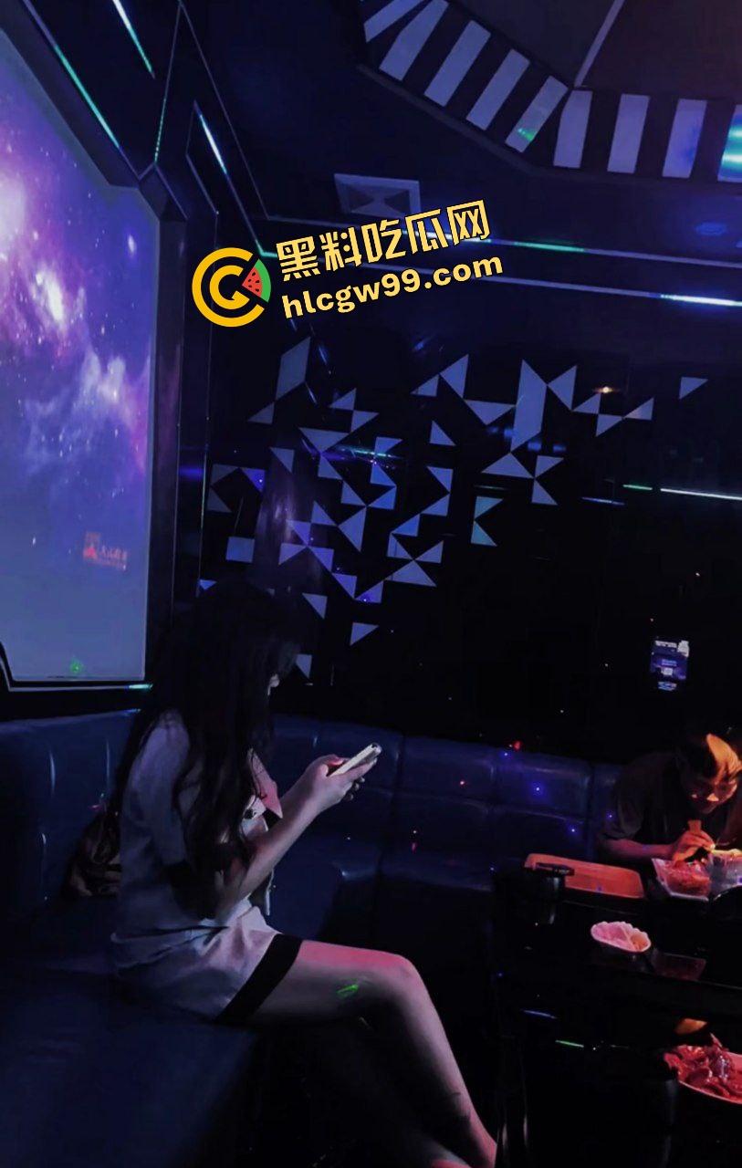 东莞贱逼骚母狗贱货【朱倩】骗老公睡觉了实则在KTV当灵魂舞者，淫荡模样尽显风骚！-4