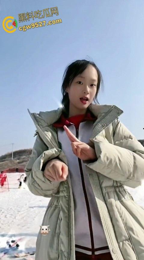 山东高中生少女【曹羽萌】，和男友厕所激情啪啪，熟练的跪在地上口交，白嫩酮体被狠狠后入打桩 !-1