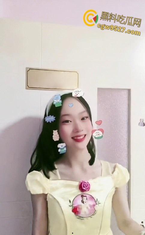 山东高中生少女【曹羽萌】，和男友厕所激情啪啪，熟练的跪在地上口交，白嫩酮体被狠狠后入打桩 !-3