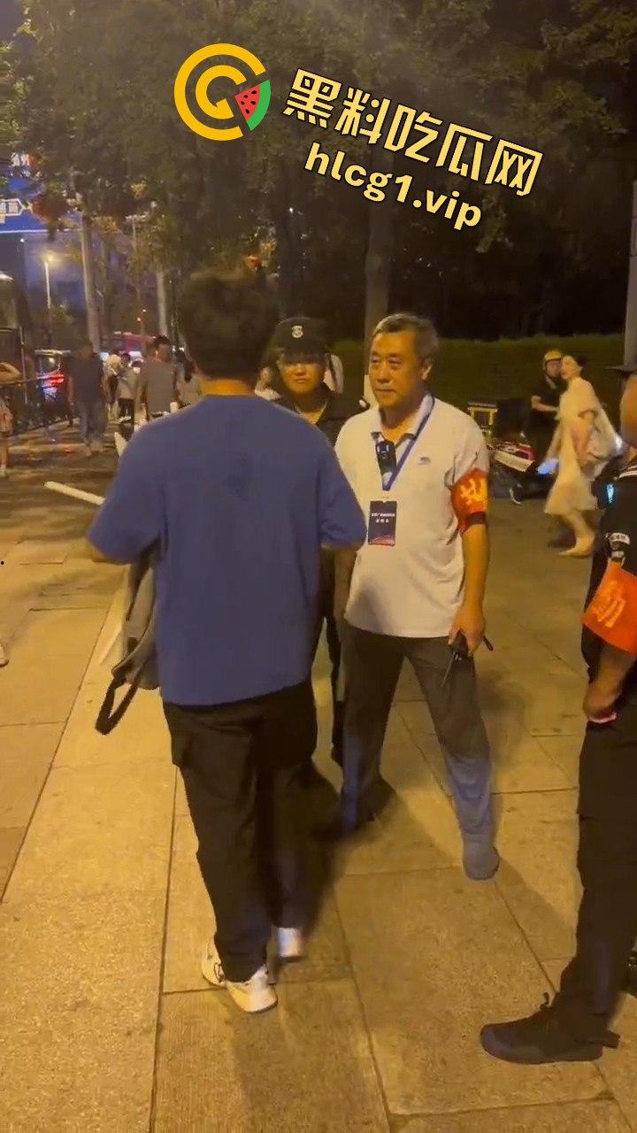 青岛大学生卖玩具惨遭驱赶！路人劝架竟让老头洋洋得意-1