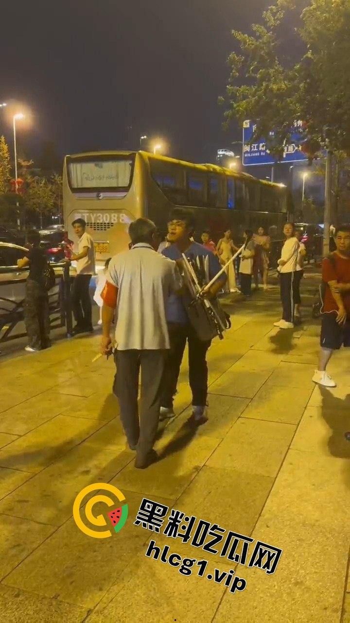 青岛大学生卖玩具惨遭驱赶！路人劝架竟让老头洋洋得意-2