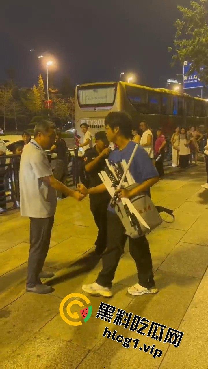 青岛大学生卖玩具惨遭驱赶！路人劝架竟让老头洋洋得意-4