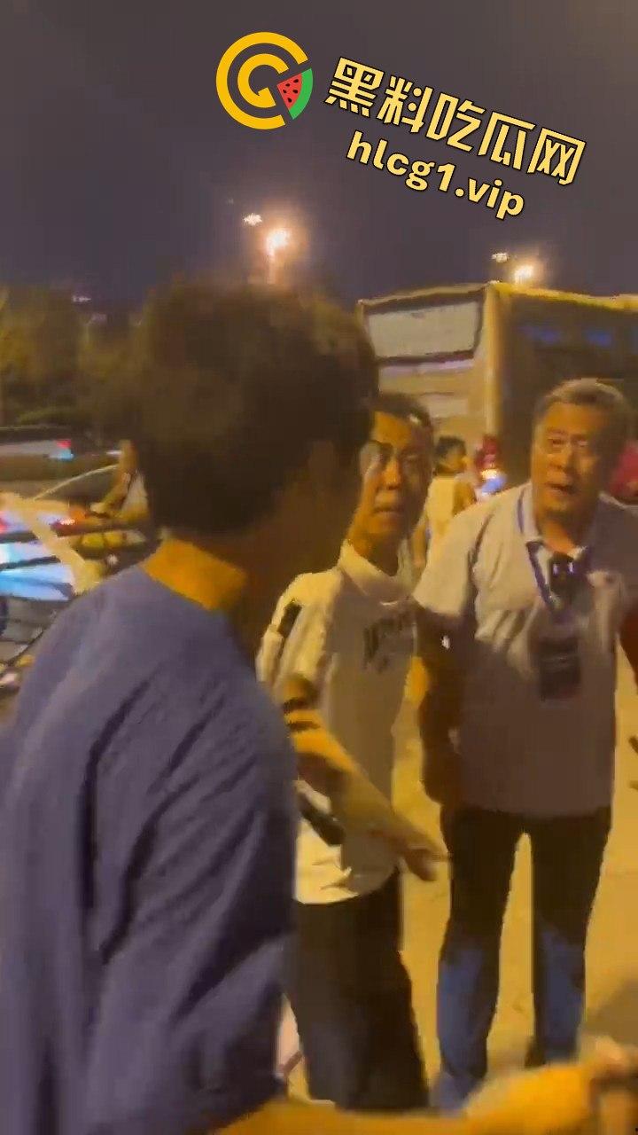 青岛大学生卖玩具惨遭驱赶！路人劝架竟让老头洋洋得意-6