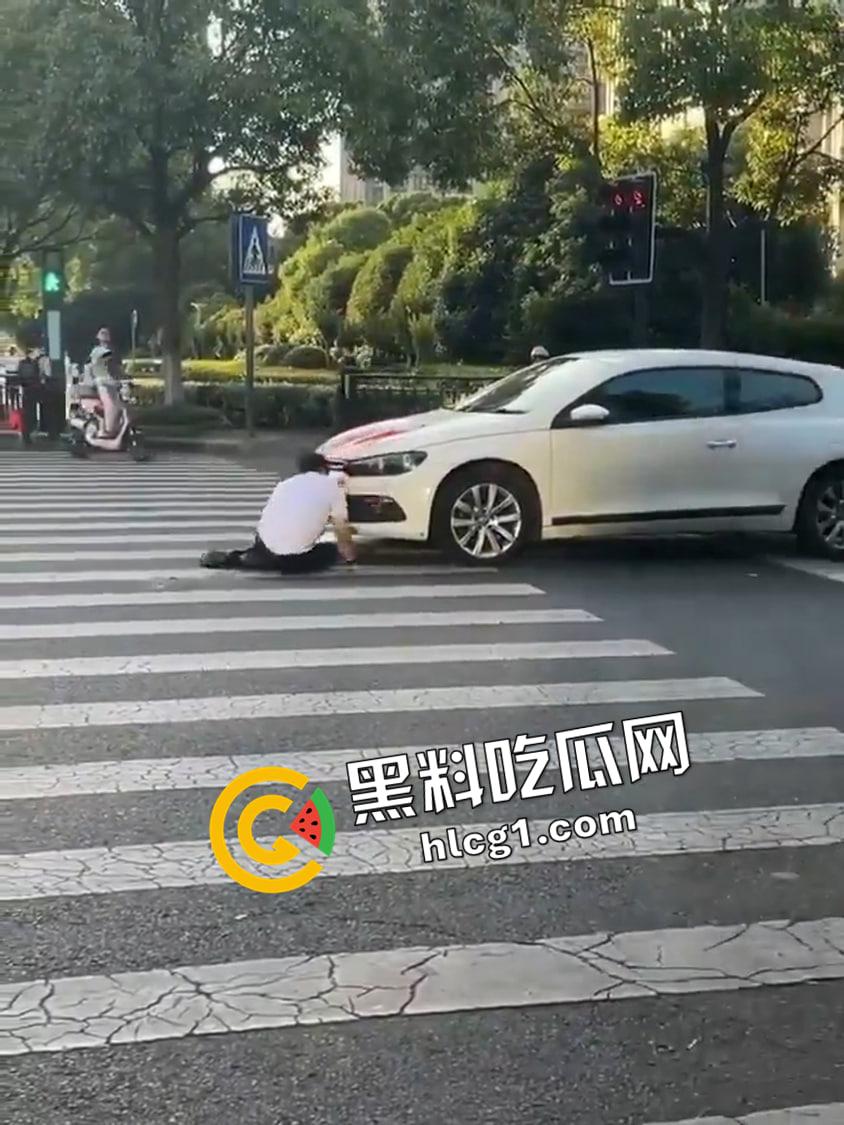 江苏常州斑马线割喉现场视频！男子因情感问题 拦车前当场割喉自杀 血溅当场-3