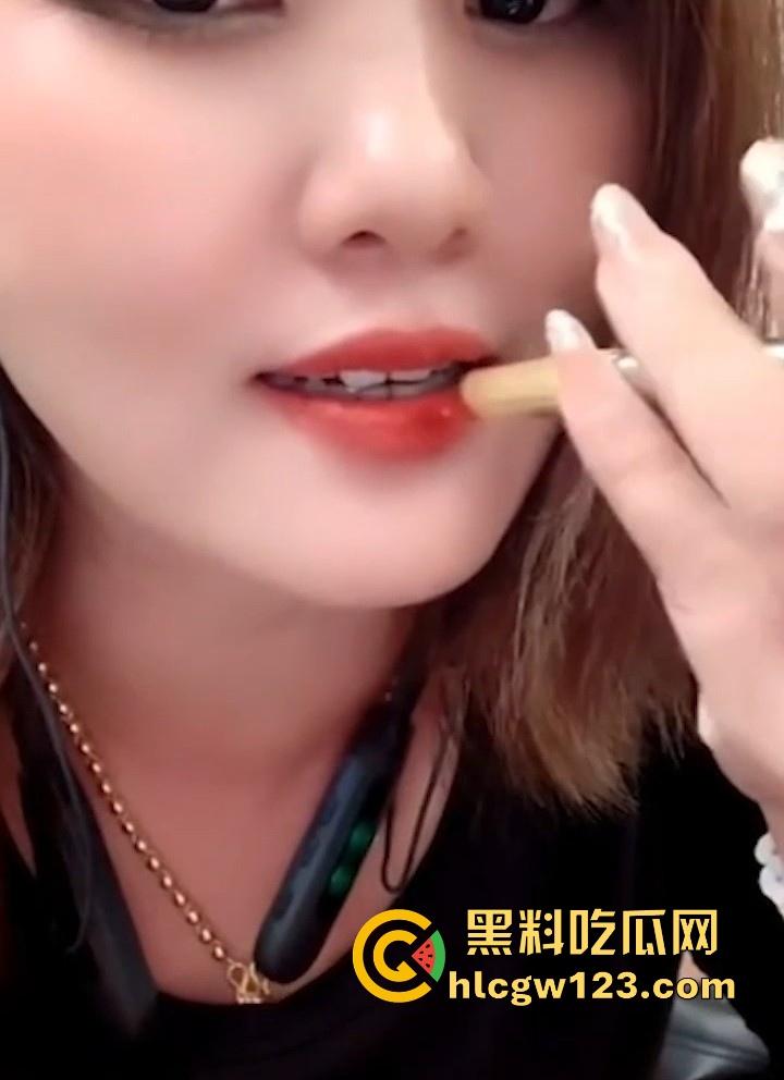 抖音熟女网红 【陈佳儿】直播打pk输了 处罚烟头烫舌针扎胸 狂野大胆作风 是个狠角色！-8