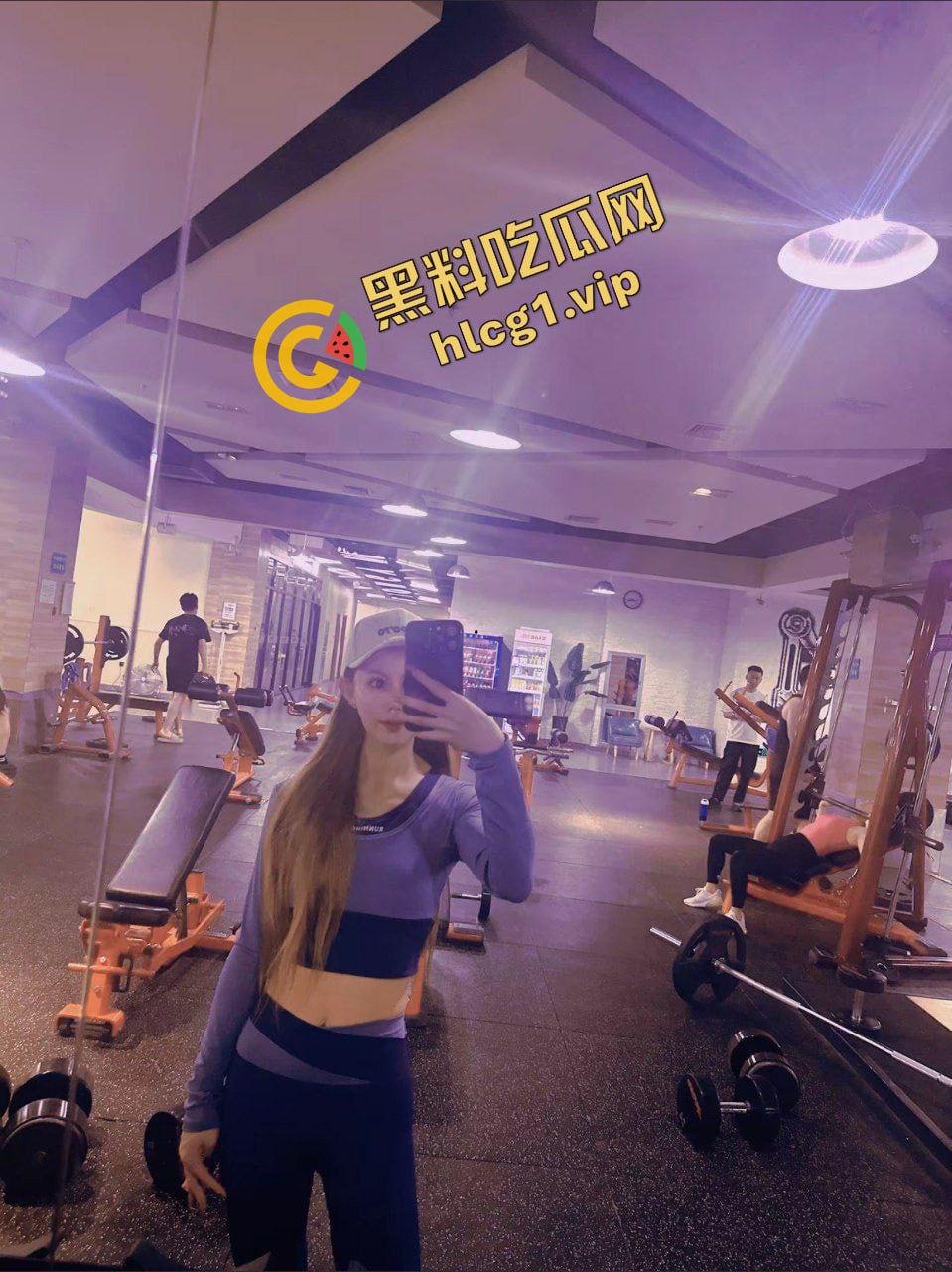 抖音擦边女主播『A 野蛮女友』为了流量 直播间明目张胆 露奶露点 火速上人!-3