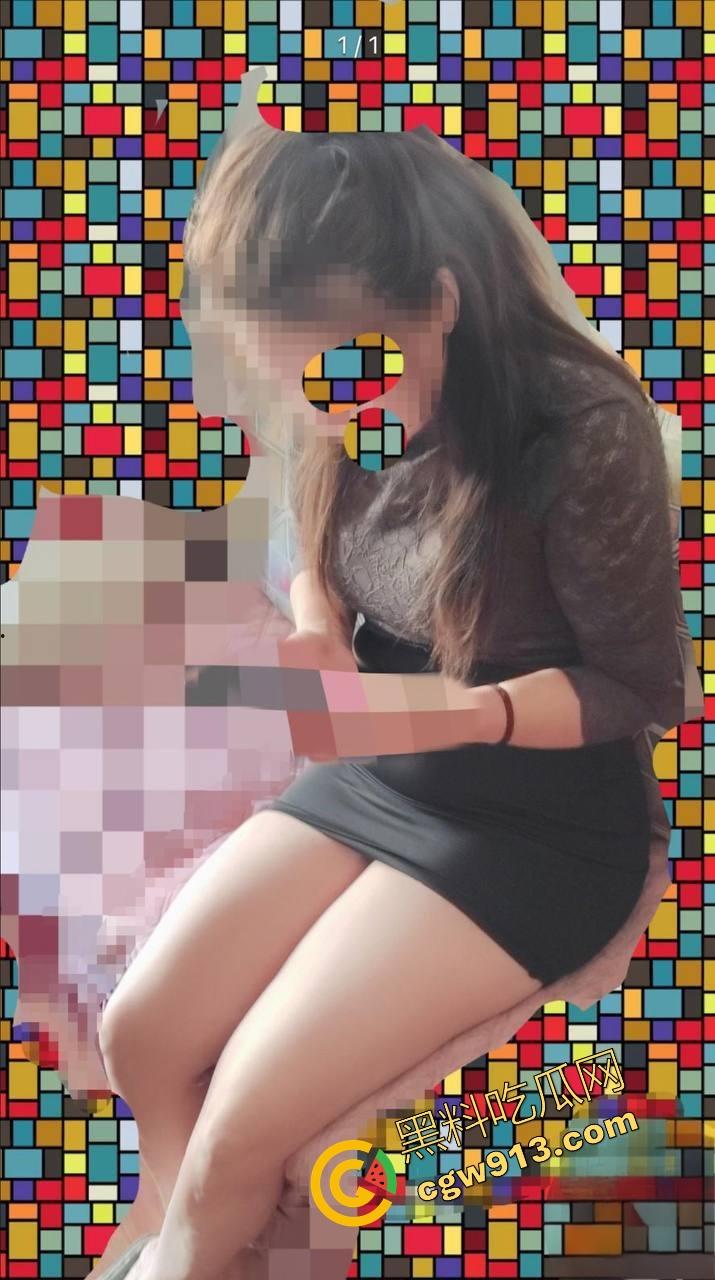 三十岁风骚已婚阿姨半夜敲我门，黑丝吊带内裤让我内射她，主动扒开骚穴让我舔，换着姿势猛干半小时！-6