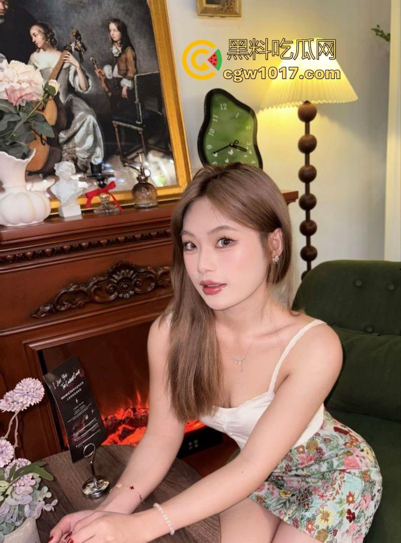 上海高颜值捞女【刘盈盈】这朵比基尼毒玫瑰，专去酒吧傍大款，坑骗男人酒水喝，灌醉你榨干钱包再榨干鸡巴！-5