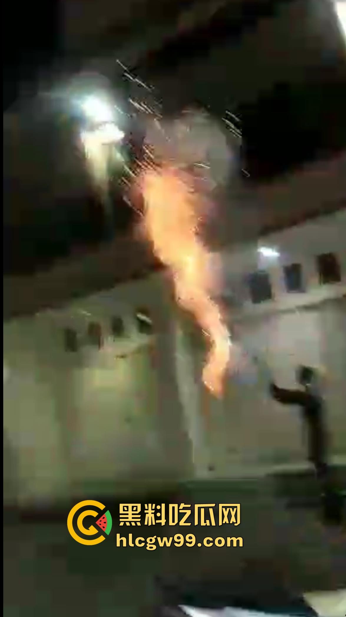 恐怖！烟花燃放失败案例又添一，这么大威力的你也敢手持呀！前面笑嘻嘻后面手都被炸烂。-7