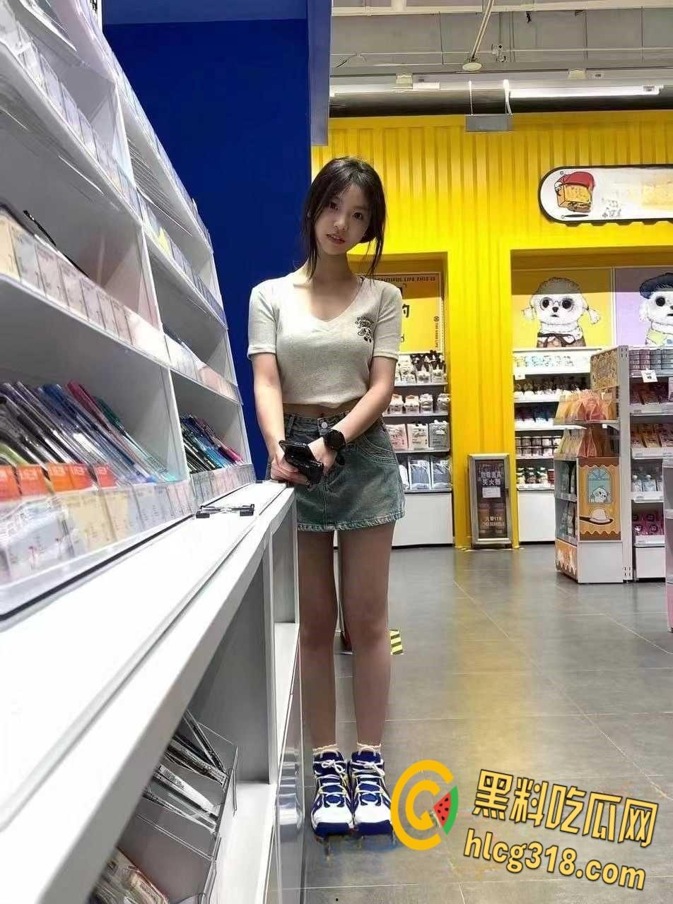 狼友嫖娼遇到十八岁湖南小妹，粉嫩酮体呻吟诱人，沙发后入一线天骚逼可见， 下海送逼只为给男友创业赚钱！-5