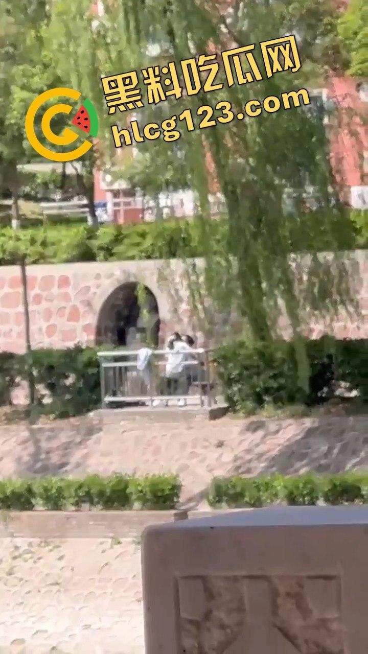 湖边风光无限好，男女干脆现场激情开战！狗仔哥们拍得专业，远景特写全到位！-1