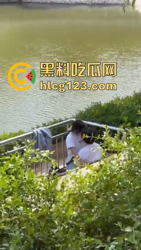 湖边风光无限好，男女干脆现场激情开战！狗仔哥们拍得专业，远景特写全到位！-4