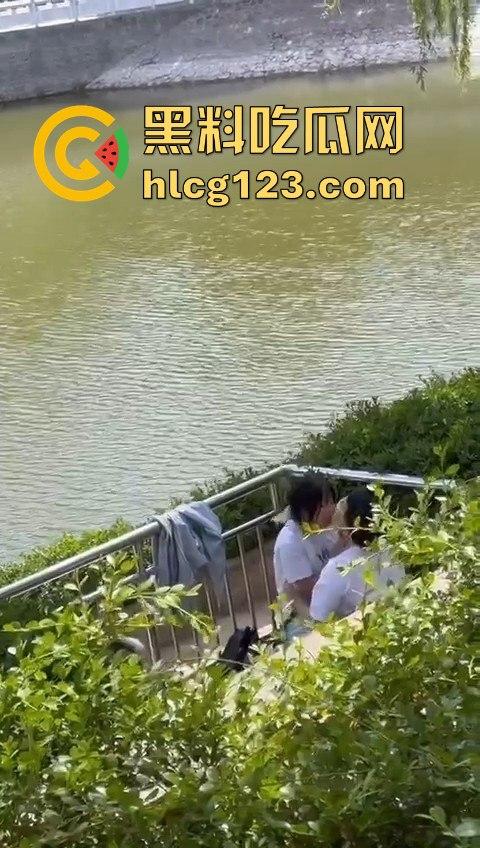 湖边风光无限好，男女干脆现场激情开战！狗仔哥们拍得专业，远景特写全到位！-6